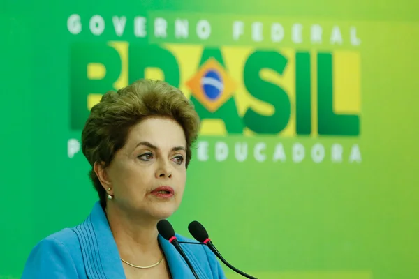 Dilma vê renúncia de Cunha como jogada para salvar mandato
