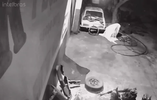 Imagem colorida de ladrão coberto por um lençol, em uma tentativa de se disfarçar de "fantasma" - Metrópoles
