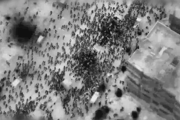 Foto colorida de ataque contra palestinos na Faixa de Gaza em fila da comida - Metrópoles