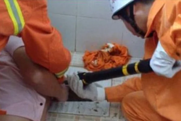 Homem fica preso em vaso sanitário ao tentar recuperar um bem precioso