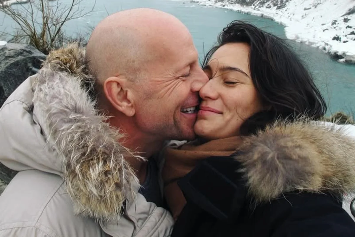 Bruce Willis e Emma Heming Willis trocam chamego Bruce Willis e Emma Heming Willis trocam chamego