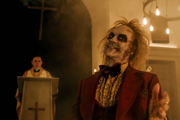 Foto colorida do filme Os Fantasmas Ainda se Divertem: Beetlejuice Beetlejuice