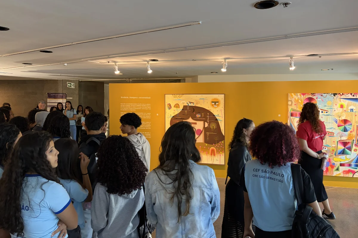 Alunos de São Sebastião conhecem a mostra Constelações Contemporâneas