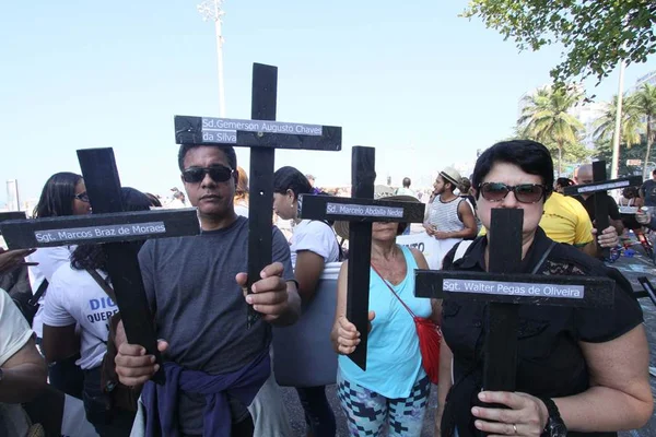 No Rio, policiais e parentes fazem ato contra morte de agentes