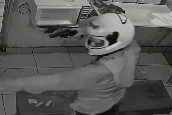 Criminosos de capacete invadem estabelecimento e matam comerciante