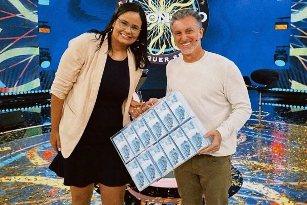 Jullie Dutra posa ao lado de Luciano Huck após ganhar R$ 1 milhão - Metrópoles