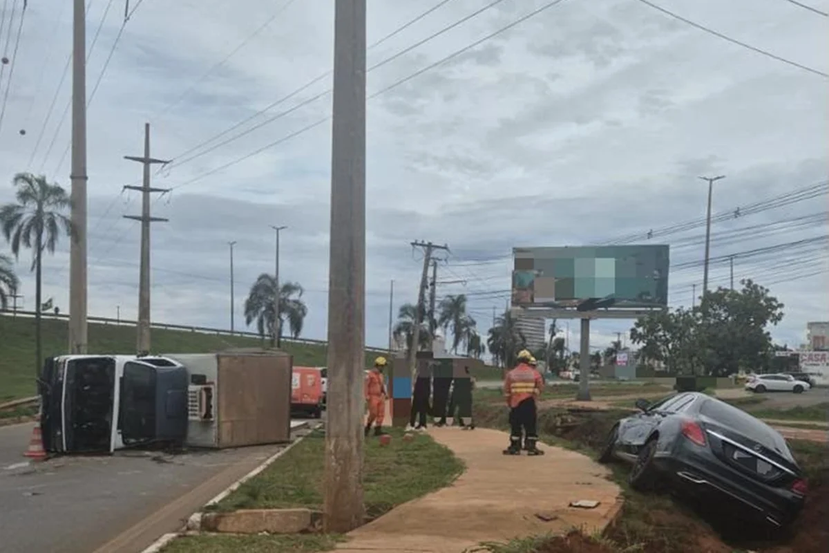 Caminhões tombam em diferentes vias do DF e mobilizam Corpo de Bombeiros - imagem 4 Caminhões tombam em diferentes vias do DF e mobilizam Corpo de Bombeiros - imagem 4
