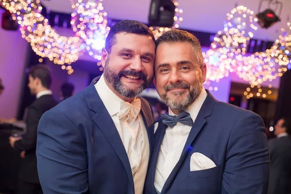 Alexandre Albanese e Cléber Martins oficializam união em festa íntima