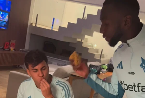 Foto colorida de kaio jorge e bolasie - metrópoles