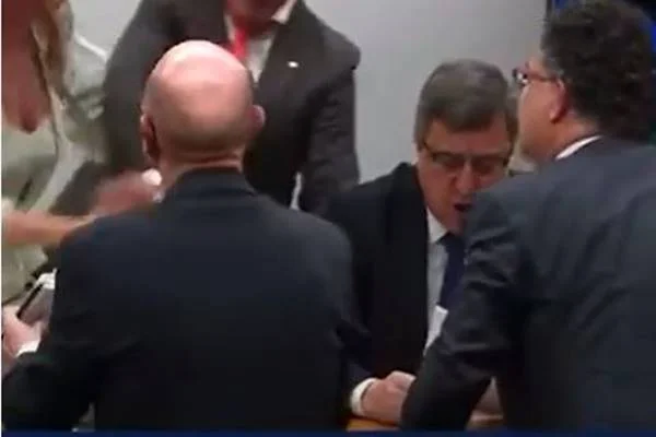 Ela reagiu e disse que não seria desrespeitada Ela reagiu e disse que não seria desrespeitada