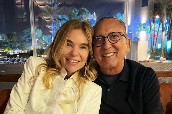 Galvão Bueno e Desirée Soares abraçados - metrópoles