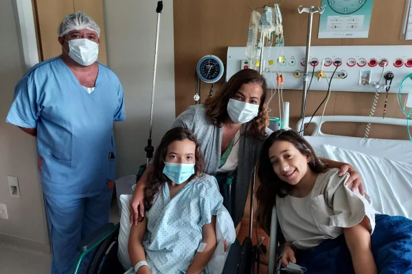 Quatro pessoas em quarto de hospital - Metrópoles