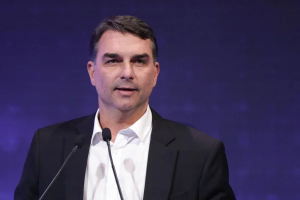 O pré-candidato a presidente pelo PL, Flávio Bolsonaro, em evento da Confederação Nacional da Indústria