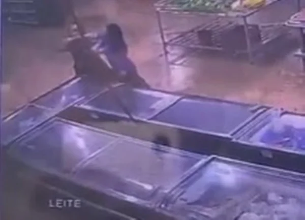 Vídeo: funcionária reage e rende ladrão que invadiu supermercado