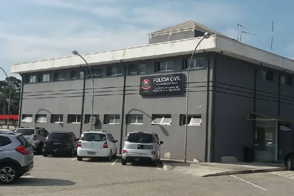 Imagens coloridas mostram fachada da Delegacia Seccional de Polícia de Mogi das Cruzes