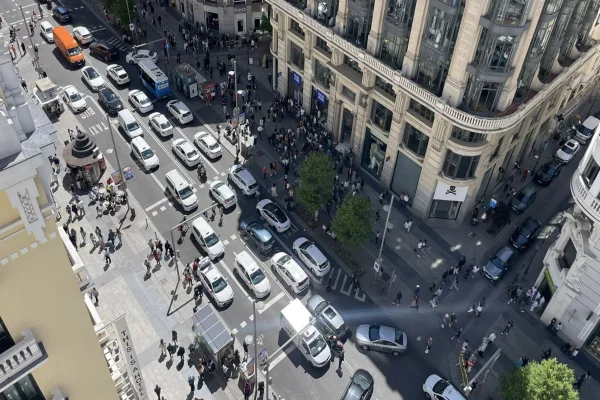 Imagem colorida de pessoas nas ruas após apagão em Barcelona - Metrópoles