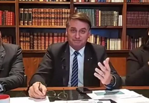 “É impressionante como só se fala em vacina, né?”, reclama Bolsonaro