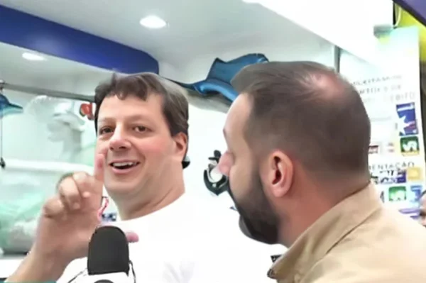 “Faz o L”: homem protesta ao vivo durante reportagem da Globo