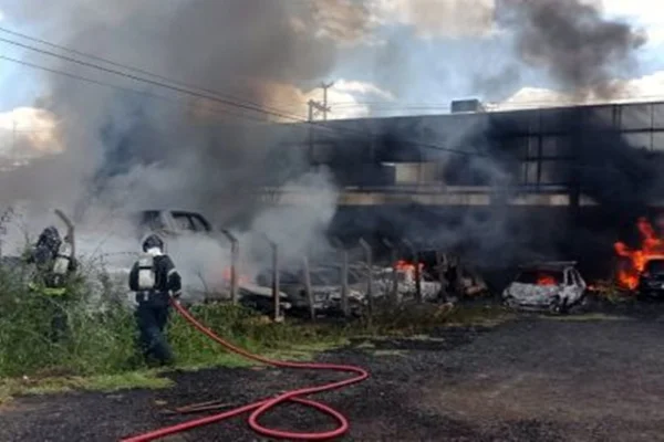 Mais de 20 carros pegam fogo com incêndio em pátio de secretaria na Bahia