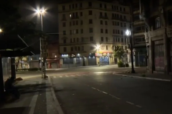 Imagem colorida mostra apagão após falha em circuito da Enel. Metrópoles