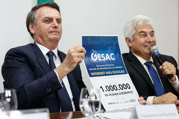 Governo comemora 1 milhão de alunos com internet em videoconferência