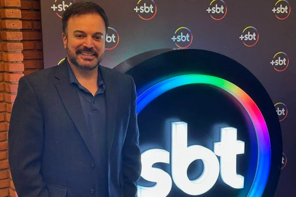 foto colorida de homem branco de barba com terno preto - metrópoles