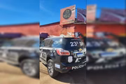 Veículo da PCDF em frente ao açougue investigado
