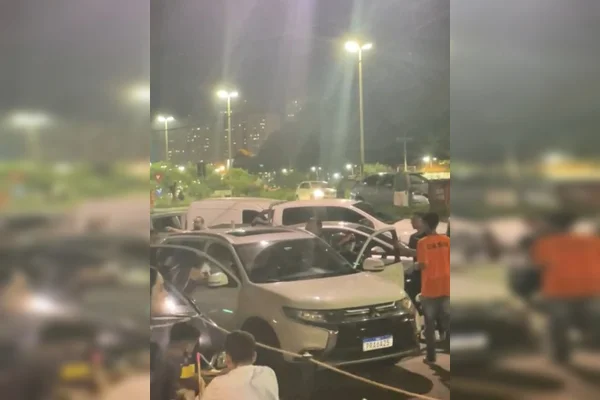 Imagem colorida de briga em carro branco