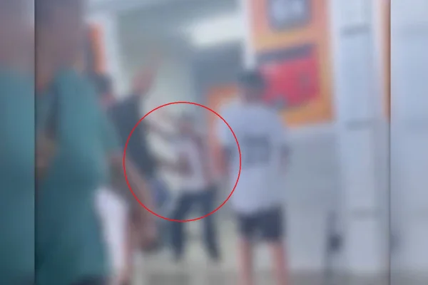 Homem leva voadora e socos após ser acusado de estupro em rodoviária