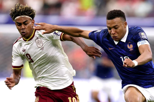 Foto colorida de Lamine Yamal e Kylian Mbappé - Metrópoles