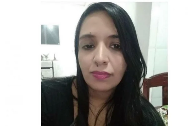 Mulher foi vítima de um golpe realizado com uma tábua de carne