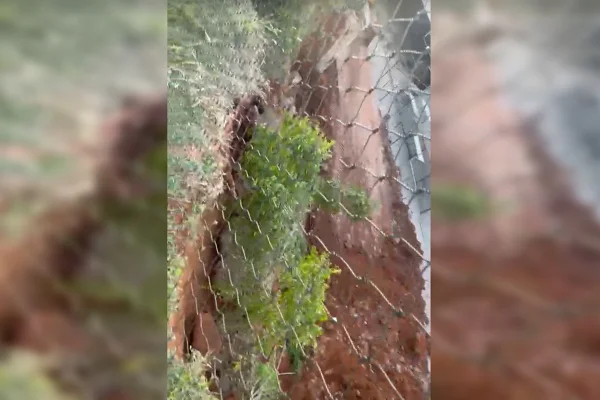 Obra “faraônica” de mansão invade área pública e destrói quintal de vizinho
