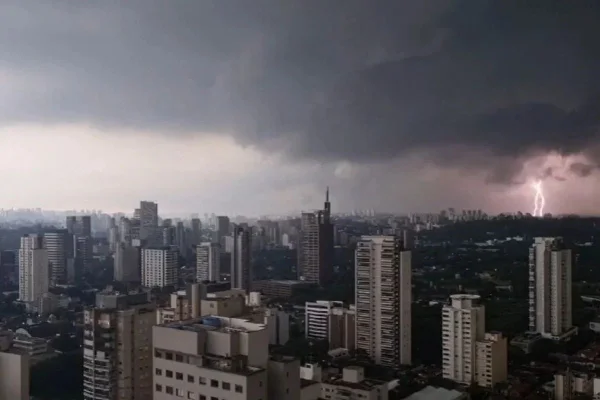 Imagem colorida tempestade em SP; inmet emite alerta laranja - Metrópoles