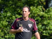 4) Rogério Ceni (São Paulo) - Maior ídolo da história do São Paulo, o ex-goleiro Rogério Ceni ostenta uma galeria incrível de títulos de 1990 a 2015 – ele só vestiu a camisa do Tricolor na carreira. Entre as maiores conquistas, estão as duas Libertadores (1993 e 2005), o Mundial de Clubes (2005) e o tricampeonato brasileiro (2006, 2007 e 2008). Em 24 de novembro de 2016, foi anunciado como novo técnico do São Paulo. Em 3 de julho de 2017, porém, foi demitido, sem dar uma volta olímpica pelo clube 4) Rogério Ceni (São Paulo) - Maior ídolo da história do São Paulo, o ex-goleiro Rogério Ceni ostenta uma galeria incrível de títulos de 1990 a 2015 – ele só vestiu a camisa do Tricolor na carreira. Entre as maiores conquistas, estão as duas Libertadores (1993 e 2005), o Mundial de Clubes (2005) e o tricampeonato brasileiro (2006, 2007 e 2008). Em 24 de novembro de 2016, foi anunciado como novo técnico do São Paulo. Em 3 de julho de 2017, porém, foi demitido, sem dar uma volta olímpica pelo clube