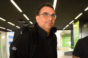 Senador Flávio Bolsonaro (PL-RJ) na chegada ao Brasil, após viagem a Portugal