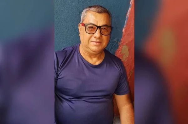 homem de óculos