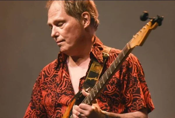 Tom Verlaine, vocalista e guitarrista da Television, morre aos 73 anos