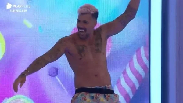 A Fazenda 12: Lipe se empolga, faz strip-tease e leva web à loucura