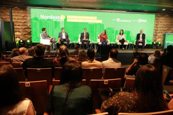 Fotografia colorida mostrando seis pessoas em palco durante evento-Metrópoles