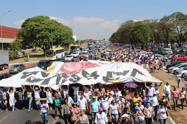 Servidores querem aumento já. GDF planeja reajuste para maio. Sem acordo, é greve a partir de quinta (8/10)