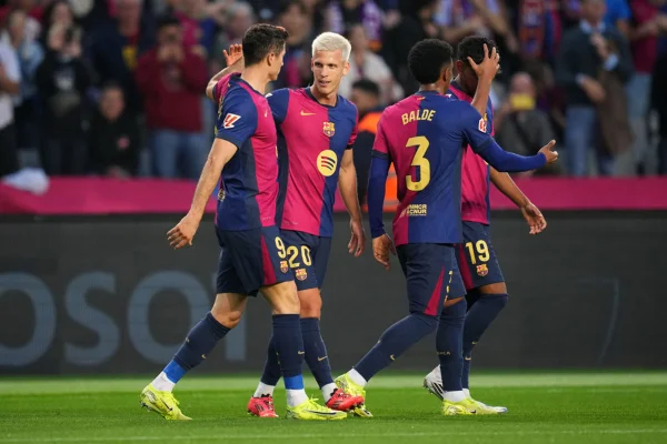 Imagem colorida dos jogadores do Barcelona comemorando gol - Metrópoles