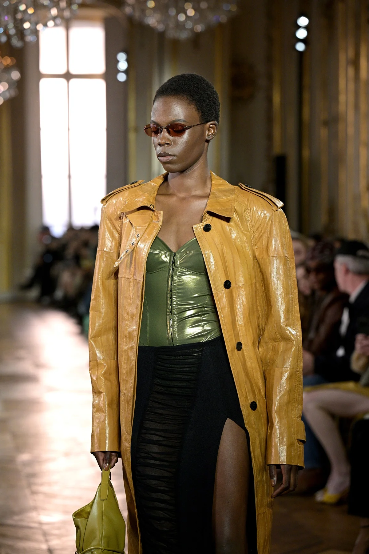 Metalizado foi trazido de uma forma mais pontual na coleção da Balmain Metalizado foi trazido de uma forma mais pontual na coleção da Balmain