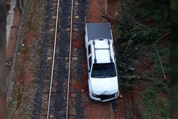 Motorista perde controle de caminhonete e cai em linha férrea no DF
