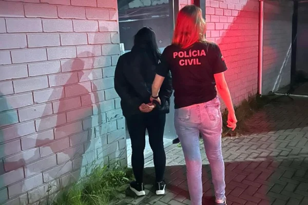 Imagem colorida mosra técnica sendo presa - Metrópoles