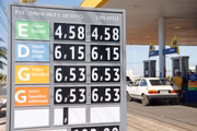 Redução do valor do combustível.
Registros no posto Petrobras, da Q216 asa sul Redução do valor do combustível.
Registros no posto Petrobras, da Q216 asa sul