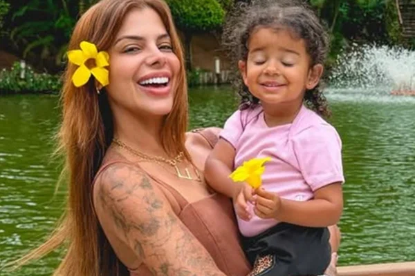 Evelyn Regly muda o cabelo para ensinar a filha, Alana, a amar os próprios cachos - Metrópoles