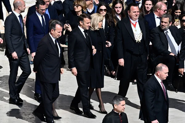 Presidente francês Emmanuel Macron e a primeira-dama francesa Brigitte Macron chegam ao funeral do Papa Francisco na Praça de São Pedro - Metrópoles