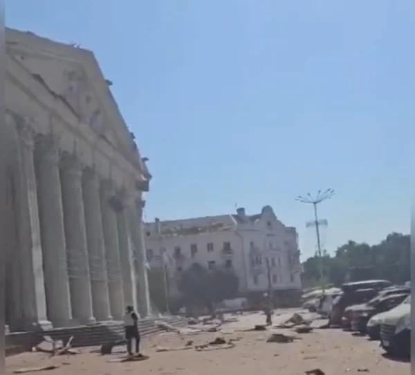 Imagem mostra frame de vídeo; uma praça em frente a uma igreja com destroços no chão. Alguns carro são vistos quebrados, à direita - Metrópoles