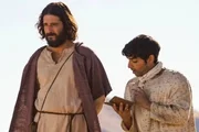 Jonathan Roumie e Paras Patel, o apóstolo Mateus, em The Chosen; série é narrada a partir da perspectiva dos seguidores do Cristo