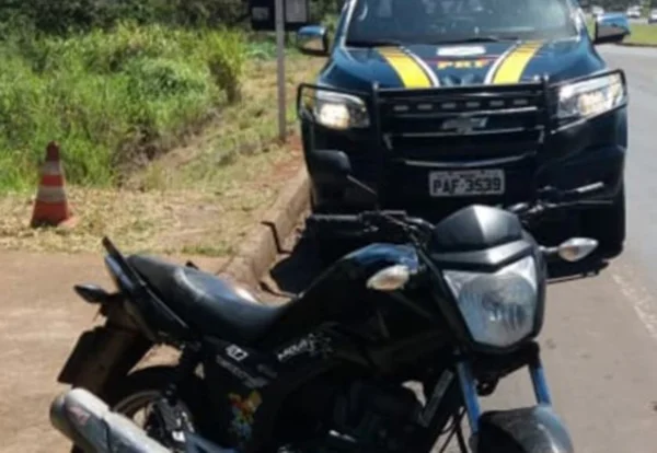 Motoboy pega no sono em parada de ônibus e se dá mal no DF